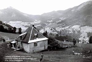 1954 le Ru et sa fontaine sur fond de vallee